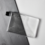 Memobottle Trinkflasche in der Grösse A5 - transparent mit schwarzem Deckel