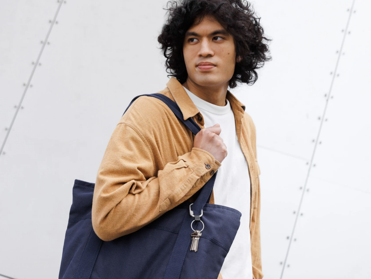 Orbitkey Clip Mini an einer Tasche befestigt