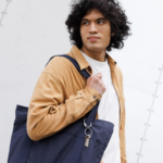 Orbitkey Clip Mini an einer Tasche befestigt