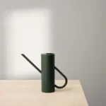 Arrosoir Stelton Bloom vert foncé sur la table