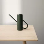 Stelton Bloom Giesskanne in dunkelgrün auf dem Tisch