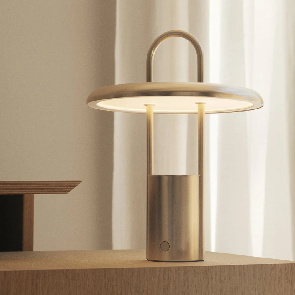 Stelton Pier table lamp brass