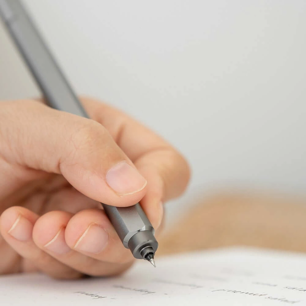 Stilform ARC gel pen made of titanium - Gel pen in gray in the hand