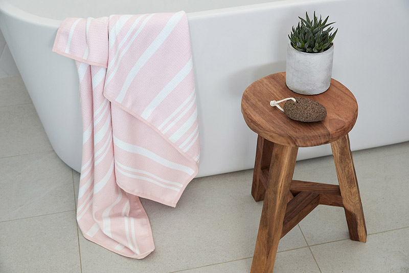 Dock & Bay - Home Towel XL pink in Wohnung