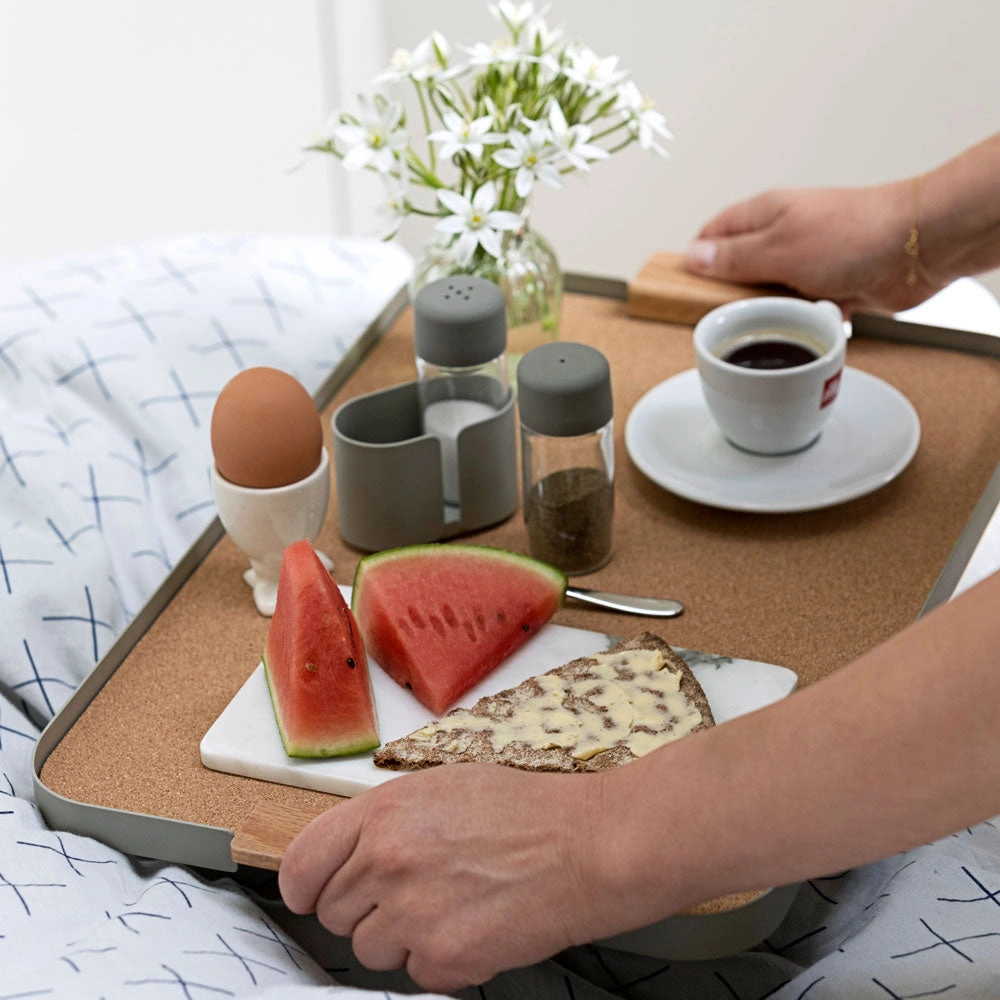 DesignBite Serviertablett aus Metall Grau mit Korkmatte
