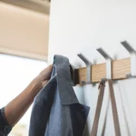 Yamazaki Wandgarderobe Rin aus Metall und Holz in silber