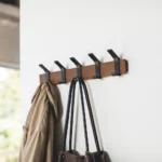 Yamazaki Wandgarderobe Rin aus Metall und Holz in schwarz