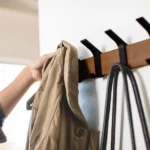 Yamazaki Wandgarderobe Rin aus Metall und Holz in schwarz