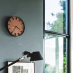 Yamazaki Wanduhr Rin aus Holz und Metall in schwarz