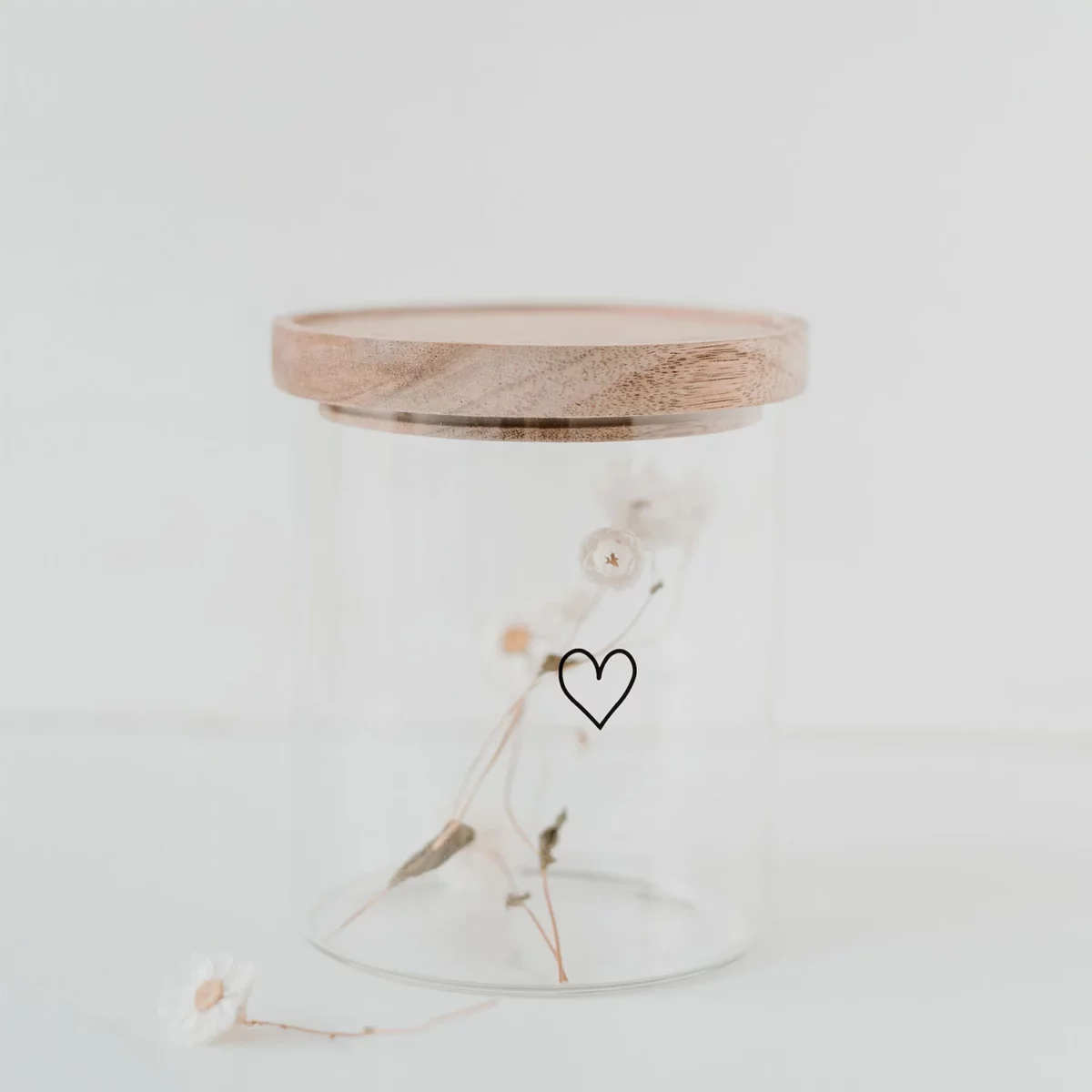 Storage jar with heart motif from the brand Eulenschnitt made of glass with wooden lid