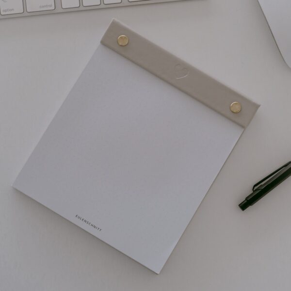 Refillable heart notepad