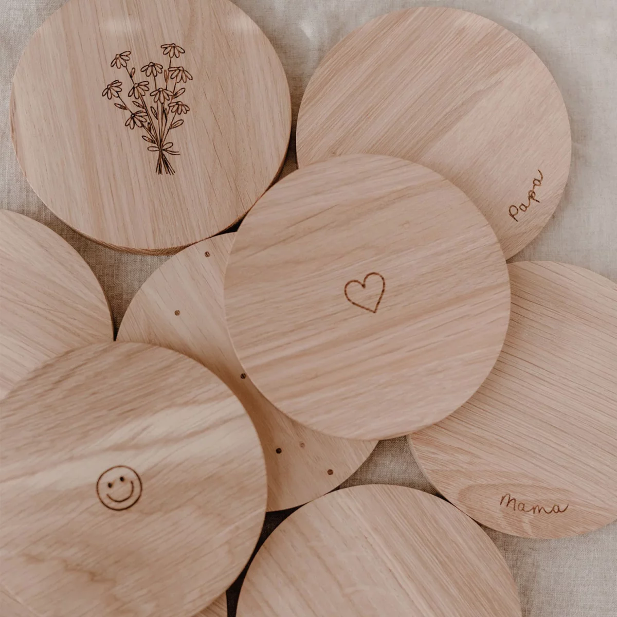 Untersetzer aus Holz mit Herz Motiv von der Marke Eulenschnitt