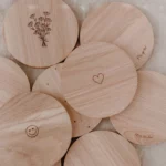 Untersetzer aus Holz mit Herz Motiv von der Marke Eulenschnitt