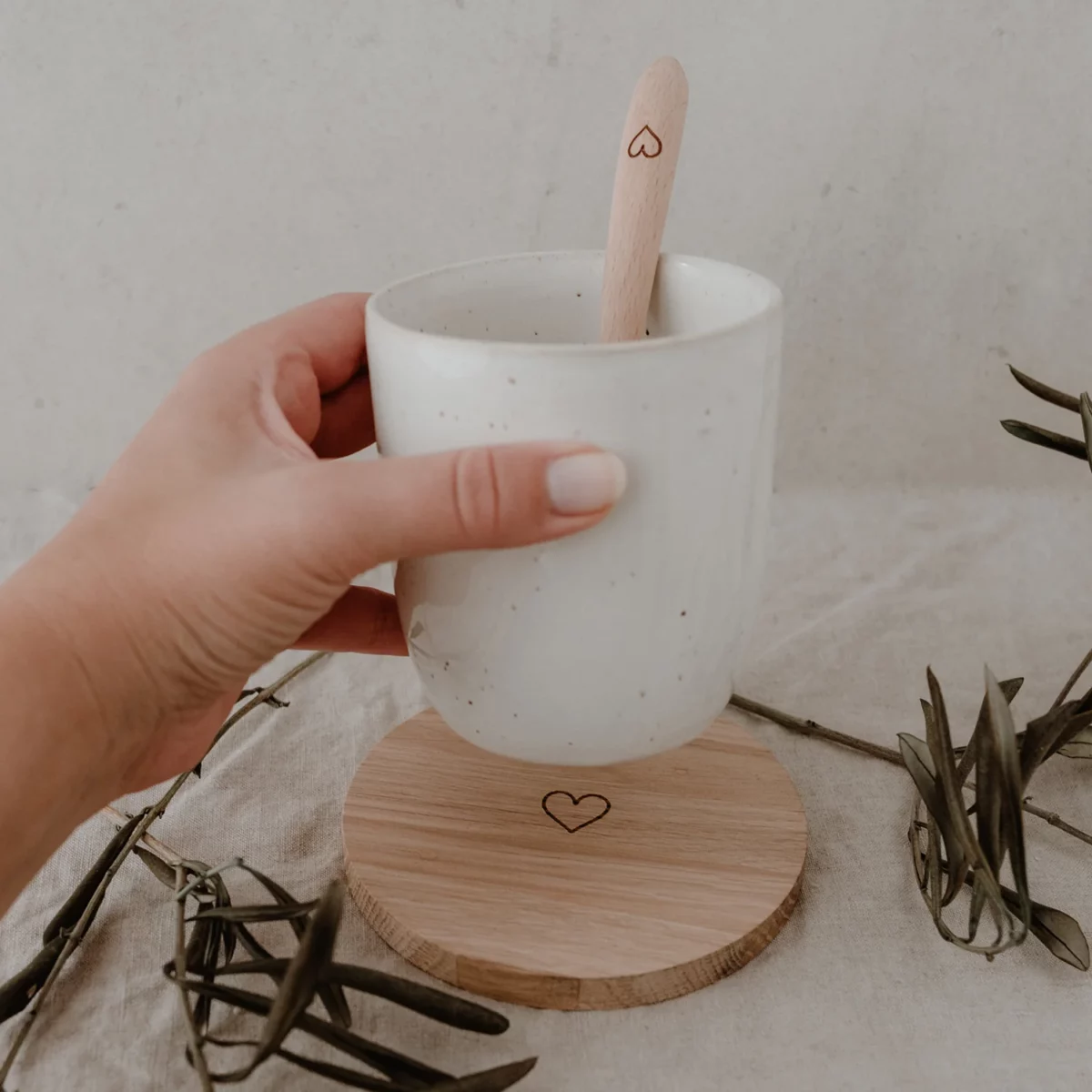 Untersetzer aus Holz mit Herz Motiv von der Marke Eulenschnitt