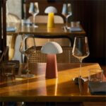 Kreafunk Tischleuchte Bello in rot auf dem Tisch