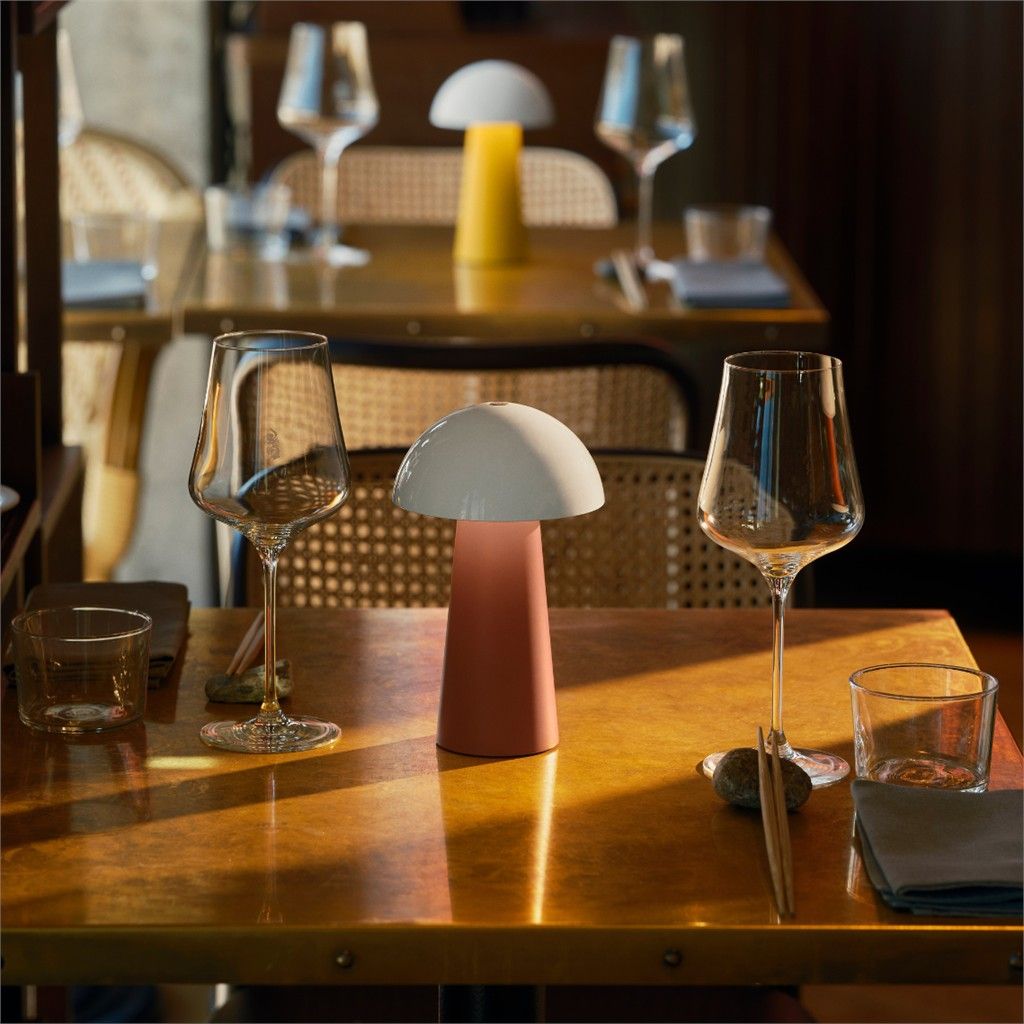 Kreafunk Tischleuchte Bello in rot auf dem Tisch