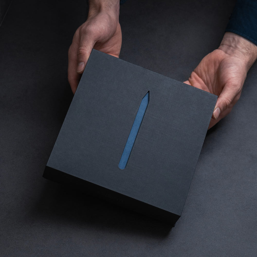 AEON Bleistift aus der Geschenkbox in der Hand