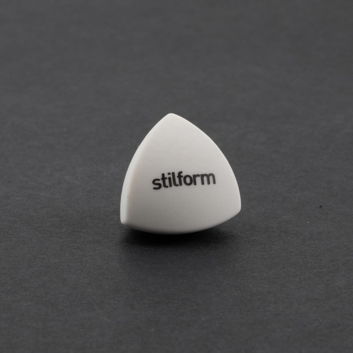 Gomme de type « Stilform » en forme de tétraèdre de Reuleaux sur fond gris