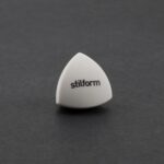 Gomme de type « Stilform » en forme de tétraèdre de Reuleaux sur fond gris