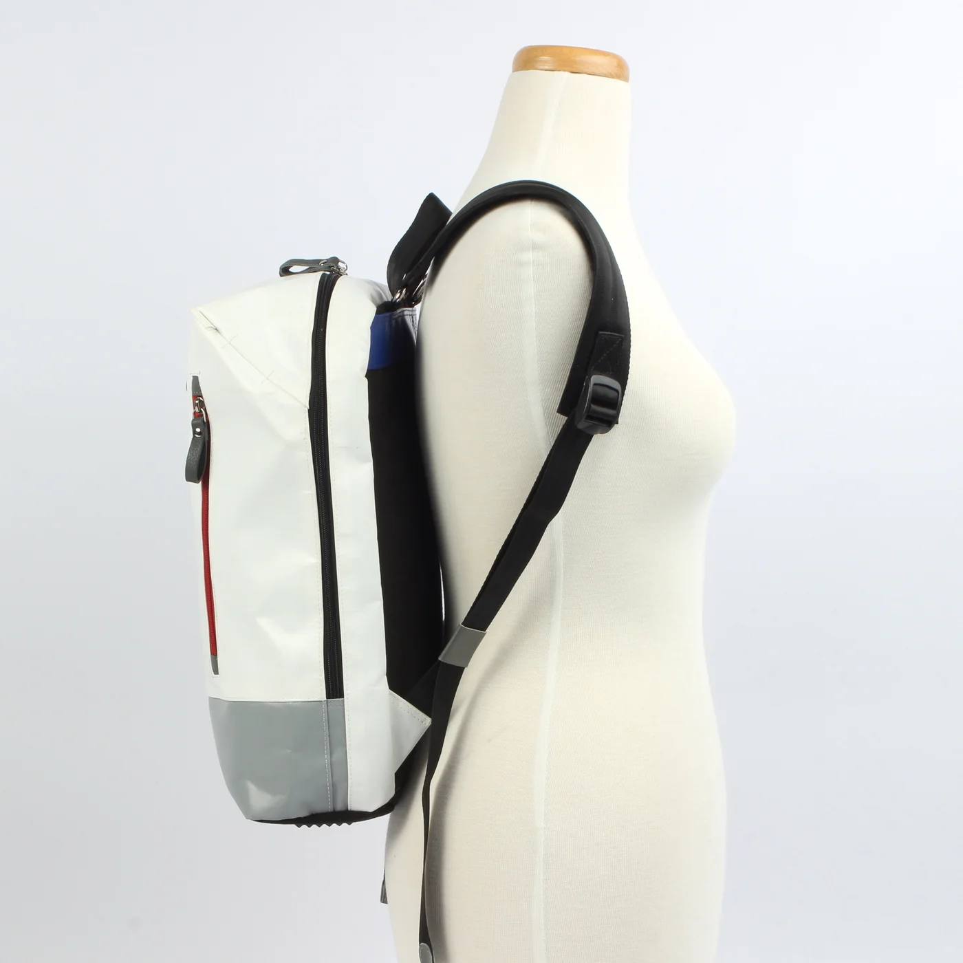 7clouds Novis 7.1 Rucksack in Weiss-Grau-Blau an einer Schneiderpuppe