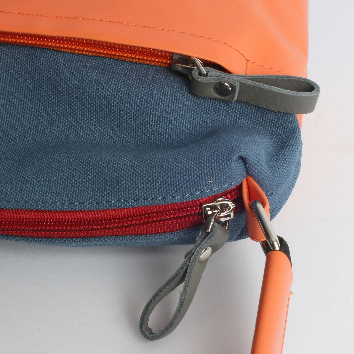 7clouds Roslyn 7.1 Orange-Blau, Detailansicht 5 | One Horizon