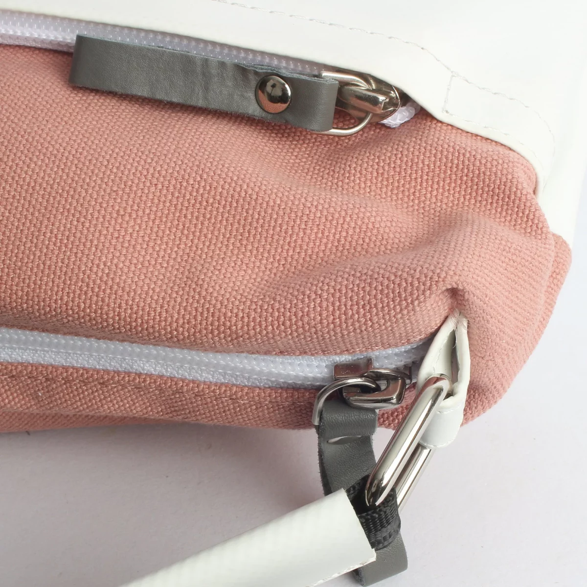 7clouds Roslyn 7.1 Weiss-Lachs, Detailansicht 6 | One Horizon