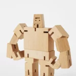 Areaware Cubebot Small Guthrie Holzroboter, Detailansicht 3 | One Horizon