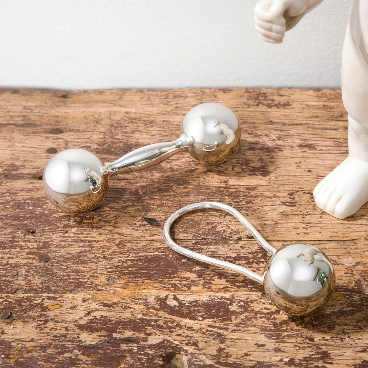 Areaware Harmonyball Silberrassel Barbell, Detailansicht 2 | One Horizon