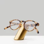 Présentoir Craighill Eyewear en laiton, vue détaillée 2 | One Horizon