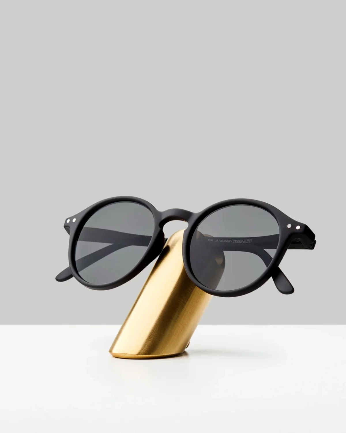 Présentoir Craighill Eyewear en laiton, vue détaillée 3 | One Horizon