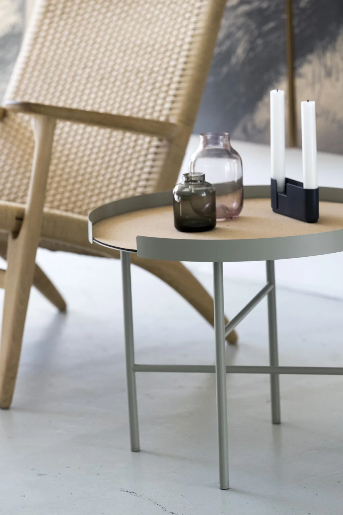 DesignBite : table d'appoint et de salon ronde, grise, vue détaillée 7 | One Horizon