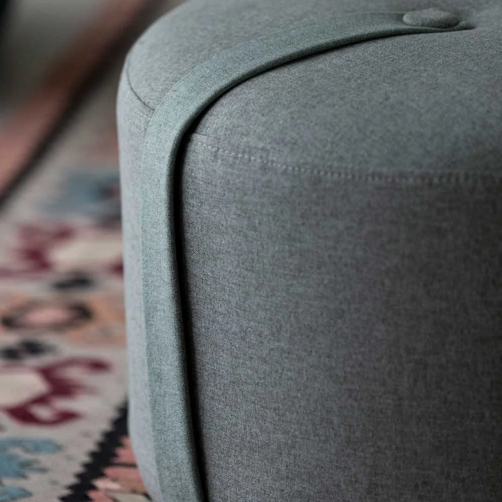 DesignBite Runder Pouf Sitzhocker Grau, Detailansicht 2 | One Horizon