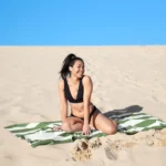 Serviette de plage Dock & Bay CABANA XL Kaki, vue détaillée 3 | One Horizon
