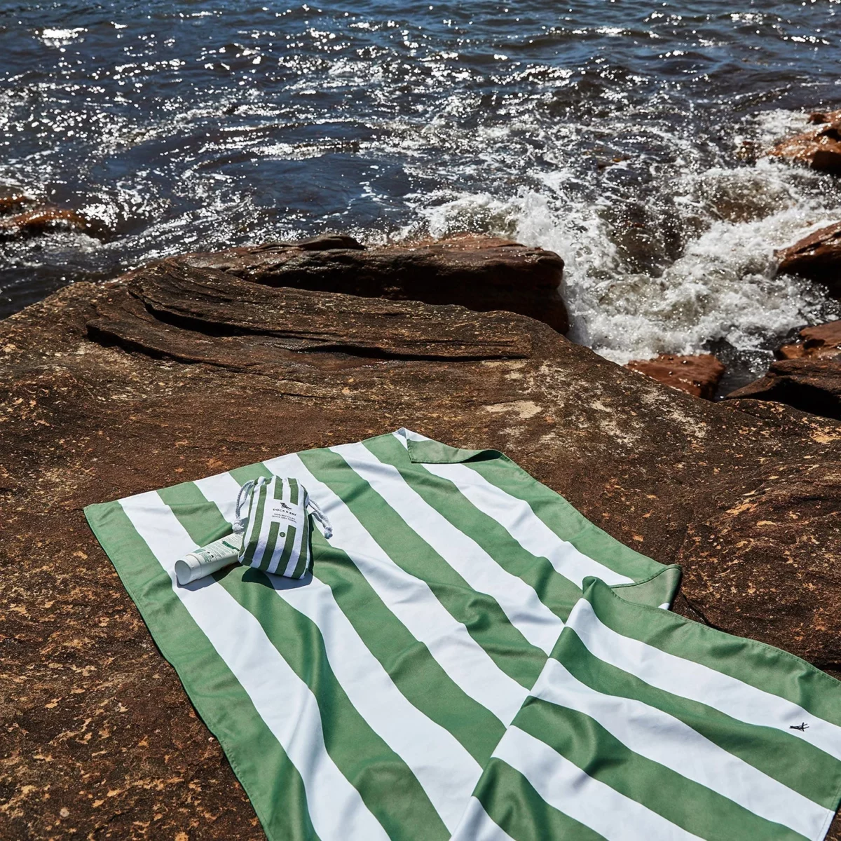 Serviette de plage Dock & Bay CABANA XL kaki, vue détaillée 5 | One Horizon