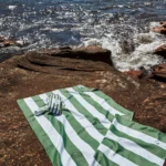 Serviette de plage Dock & Bay CABANA XL kaki, vue détaillée 5 | One Horizon