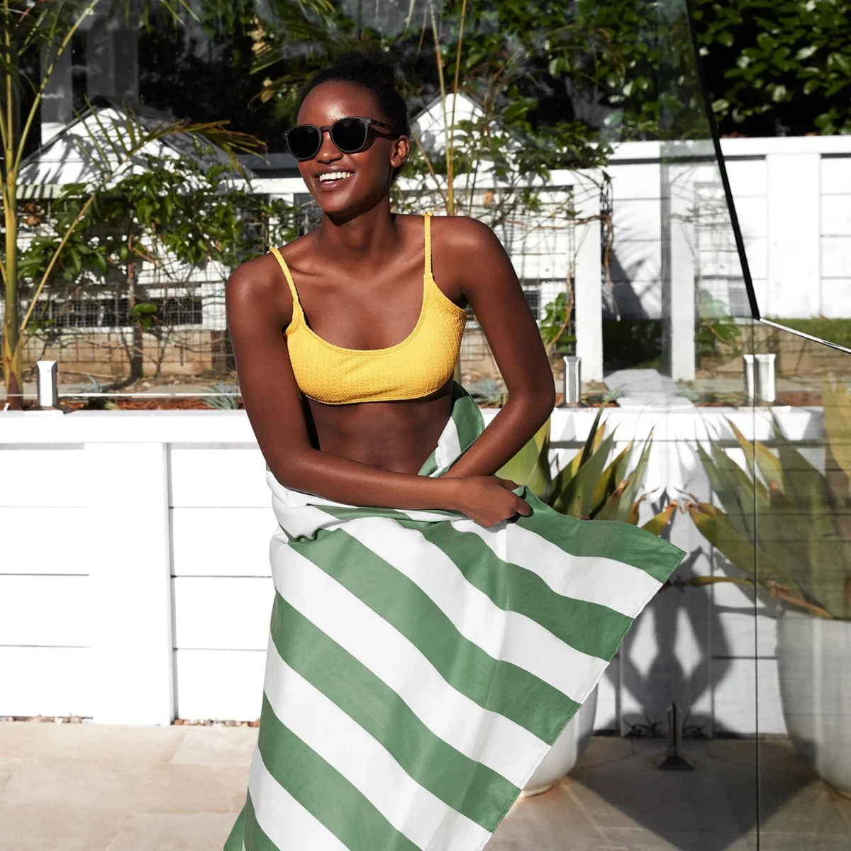 Serviette de plage Dock & Bay CABANA XL Kaki, vue détaillée 9 | One Horizon