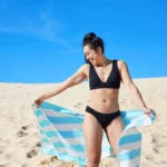 Serviette de plage Dock & Bay CABANA XL Light Blue, vue détaillée 4 | One Horizon