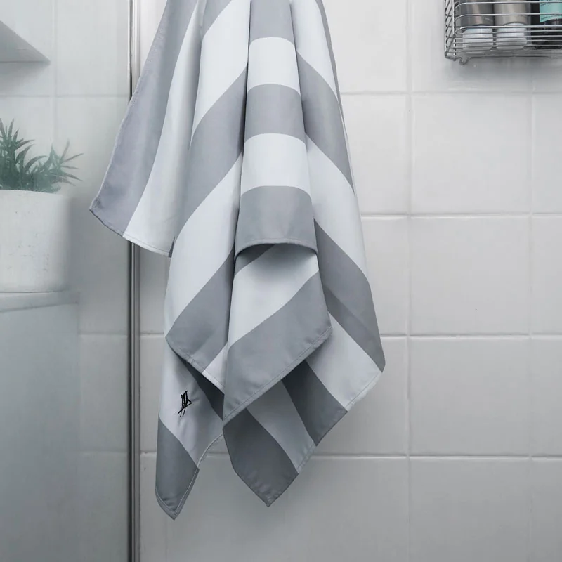 Serviette de plage Dock & Bay CABANA XL Light Grey, vue détaillée 5 | One Horizon