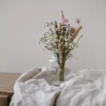 Vase en verre « Eulenschnitt » de taille moyenne avec motif en forme de cœur, vue détaillée 2 | One Horizon