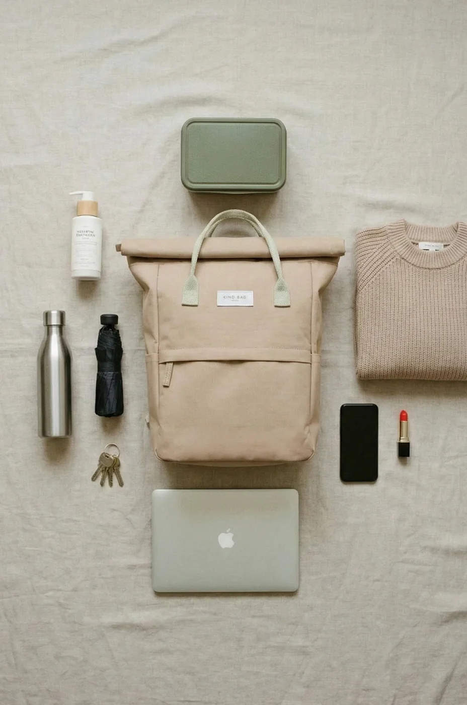 Kind Bag Backpack Medium in Beige mit Laptop, Flasche und Etui daneben ausgelegt