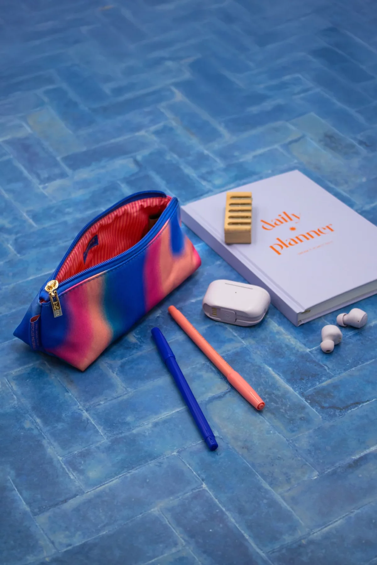 Kind Bag Essentials Case Aurora Blue & Pink, Detail View 11 | One Horizon