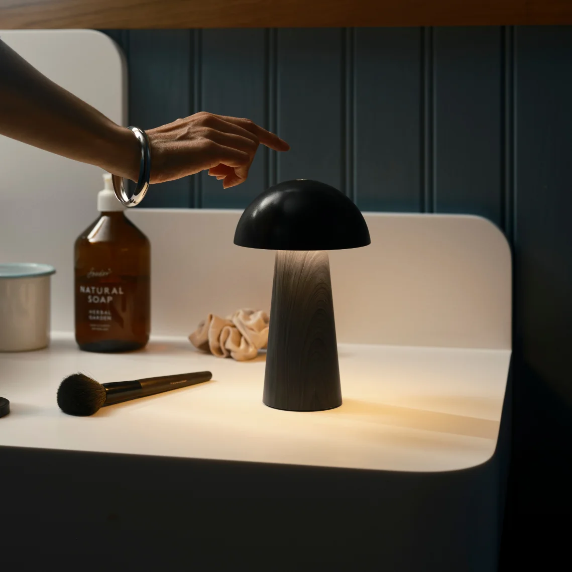 Lampe de table Kreafunk « Bello Black Wood », vue détaillée 3 | One Horizon