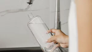 Memobottle Slim wird unter dem Wasserhahn mit warmem Wasser ausgespült