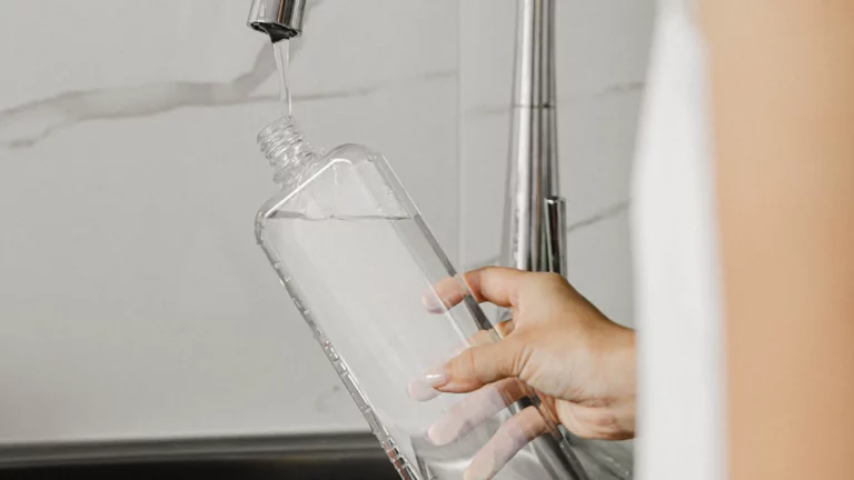 Memobottle Slim wird unter dem Wasserhahn mit warmem Wasser ausgespült