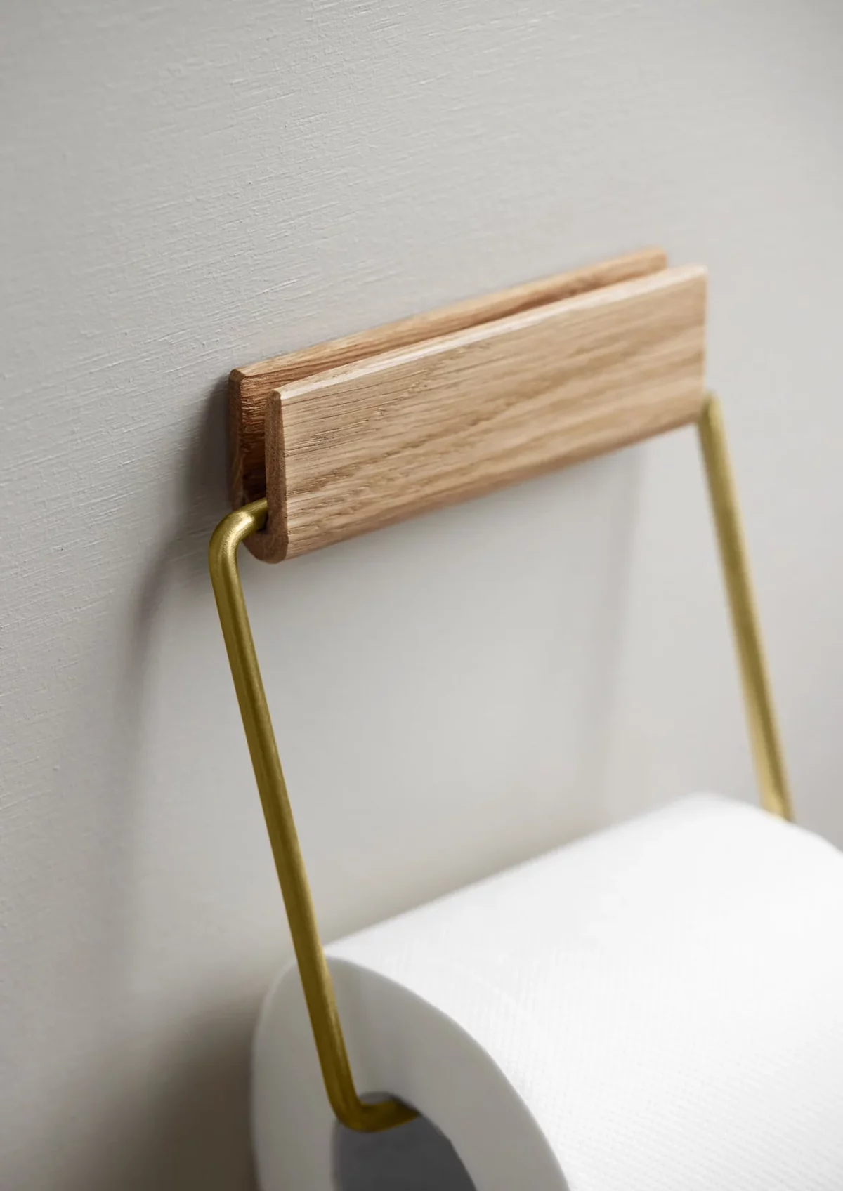 Moebe Toilettenpapierhalter Messing, Detailansicht 2 | One Horizon