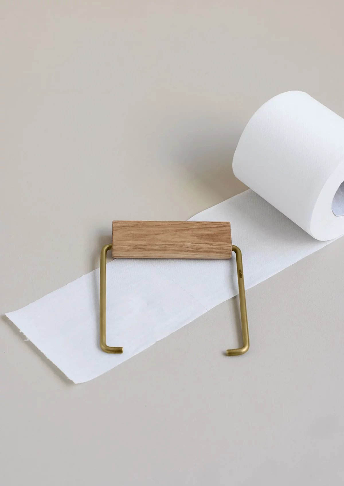 Moebe Toilettenpapierhalter Messing, Detailansicht 4 | One Horizon
