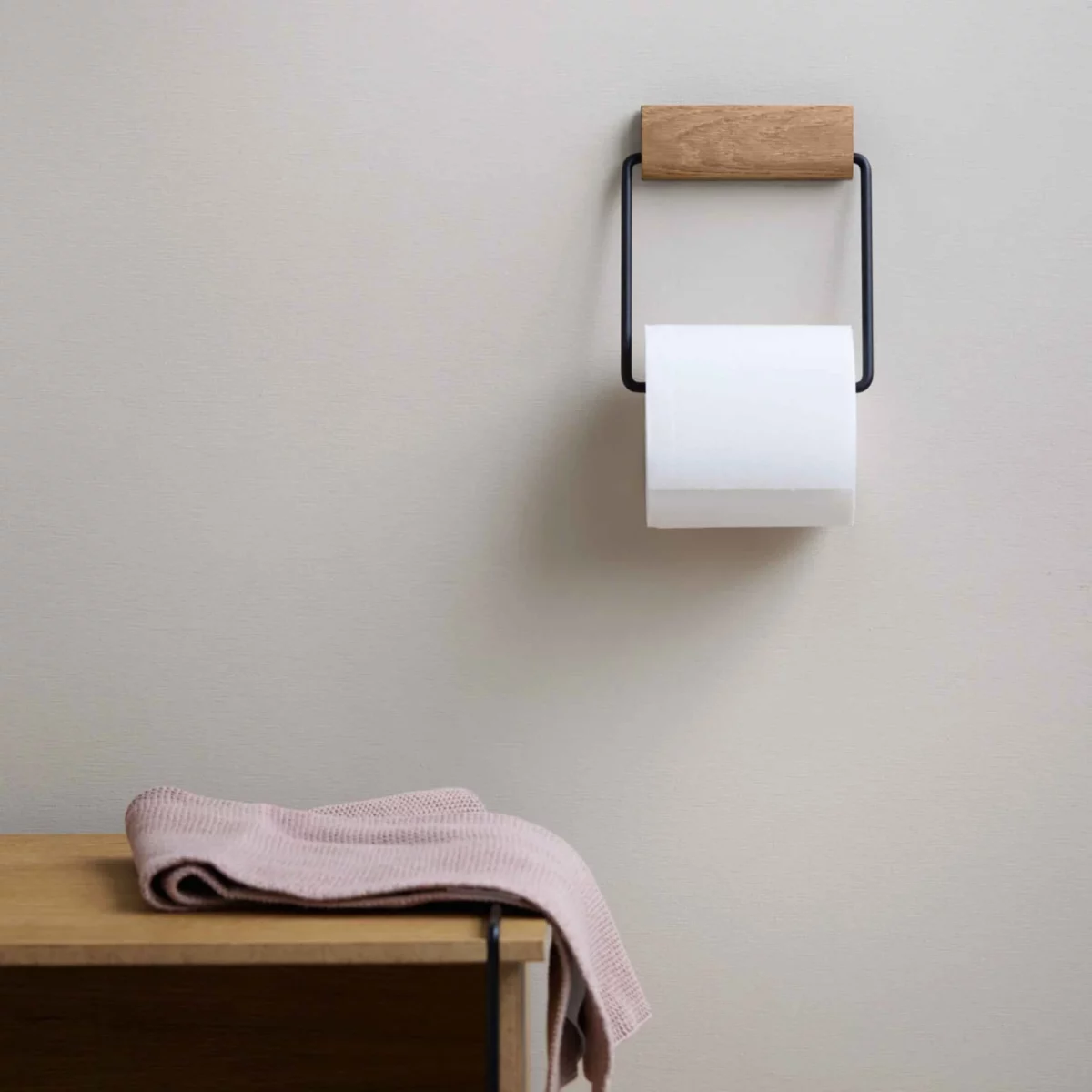 Moebe Toilettenpapierhalter Schwarz, Detailansicht 2 | One Horizon