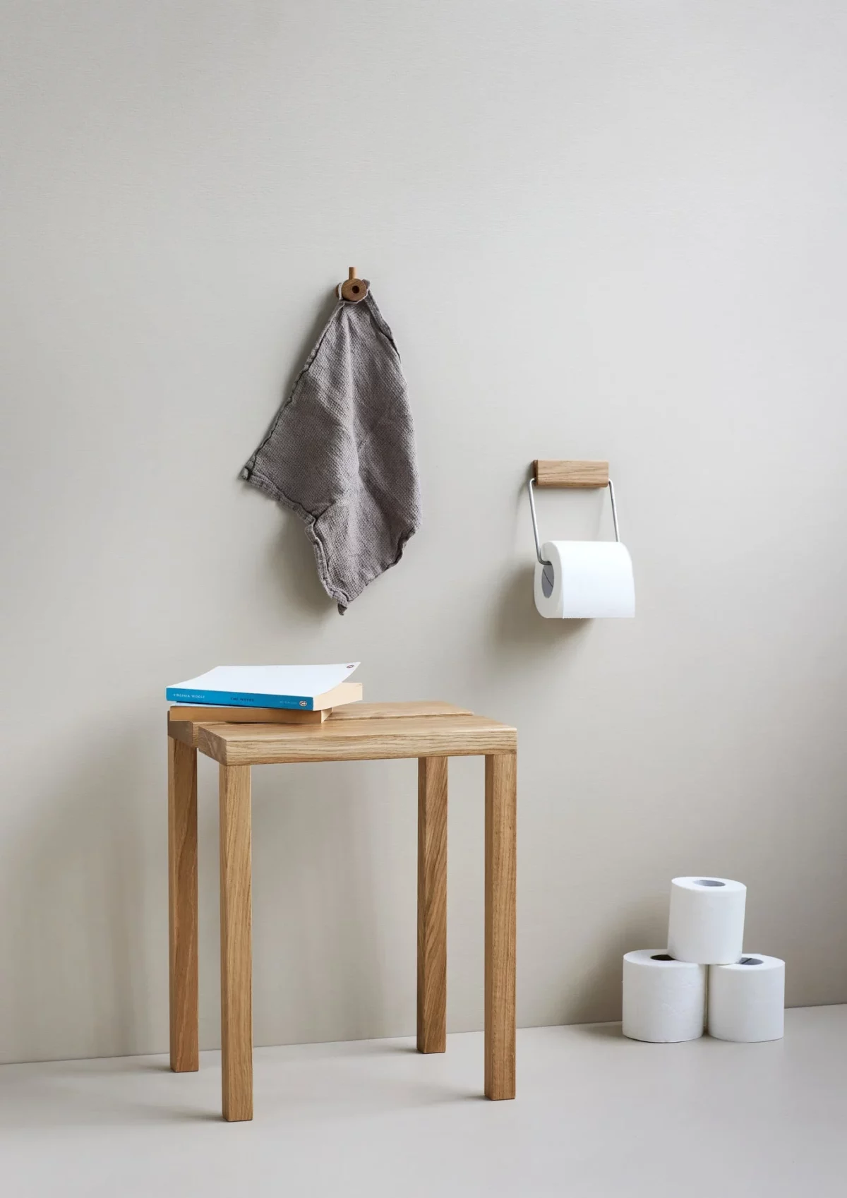 Moebe Toilettenpapierhalter Steel, Detailansicht 2 | One Horizon