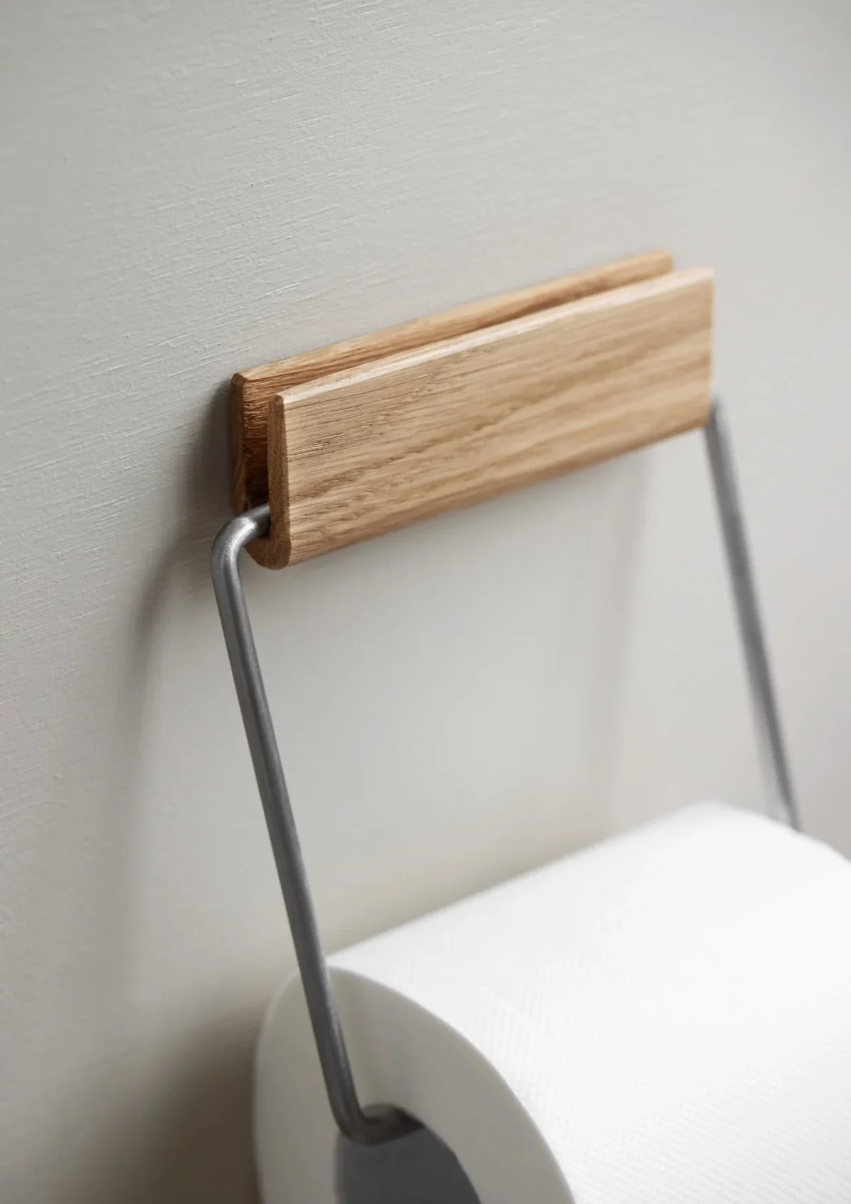 Moebe Toilettenpapierhalter Steel, Detailansicht 6 | One Horizon