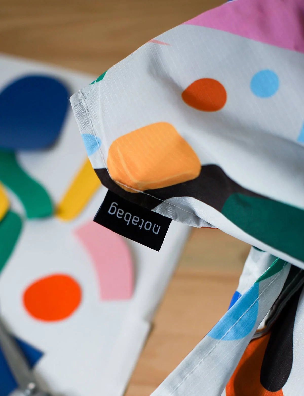 Notabag 2-in-1 Rucksack und Einkaufstasche – Artist Edition Fruit Salad, Detailansicht 4 | One Horizon